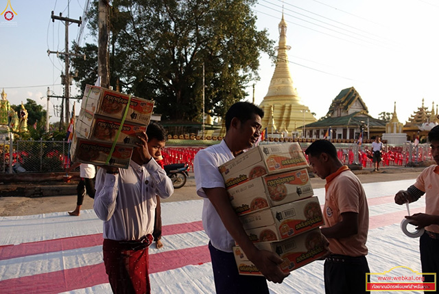 อาสาสมัครชาวเมียนมาและชาวไทย ร่วมกันเตรียมงานตักบาตรพระภิกษุ 3,000 รูป จัดขึ้นในวันอาทิตย์ที่ 25 กุมภาพันธ์ พ.ศ. 2561 เวลา 07.00 น. ณ Shwe Myin Won Pagoda เมืองเมียวดี สาธารณรัฐแห่งสหภาพเมียนมา
