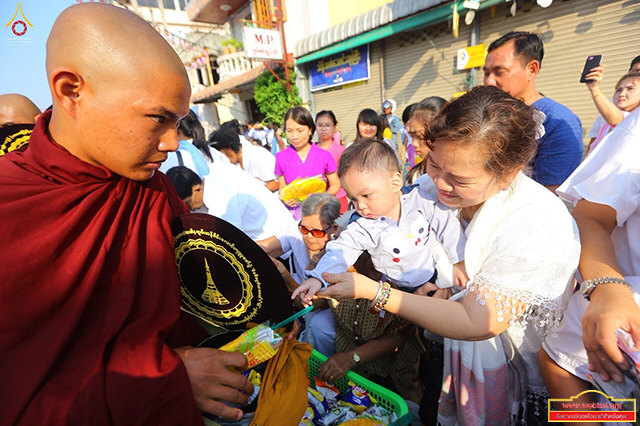 ตักบาตรพระทั้งเมืองเมียวดี ตักบาตรพระ 3,000 รูป วันอาทิตย์ที่ 25 กุมภาพันธ์ พ.ศ. 2561 ณ Shwe Myin Won Pagoda เมืองเมียวดี สาธารณรัฐแห่งสหภาพเมียนมา