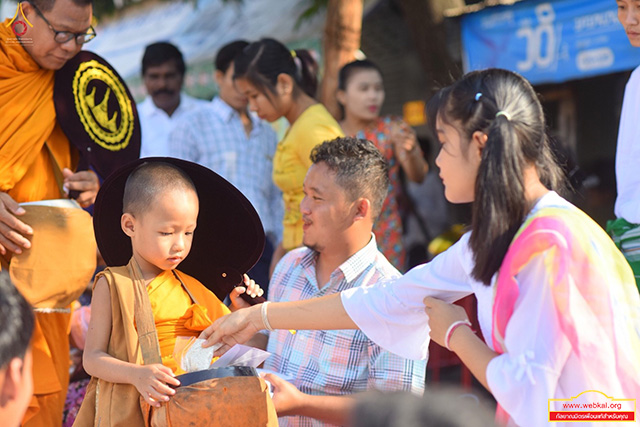 ตักบาตรพระทั้งเมืองเมียวดี ตักบาตรพระ 3,000 รูป วันอาทิตย์ที่ 25 กุมภาพันธ์ พ.ศ. 2561 ณ Shwe Myin Won Pagoda เมืองเมียวดี สาธารณรัฐแห่งสหภาพเมียนมา